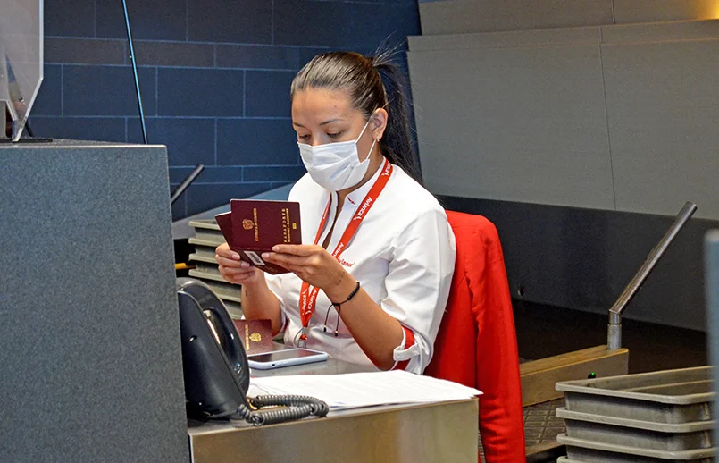 Agente de servicio de Avianca en counter.