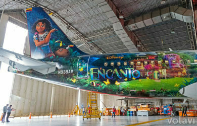 Airbus A320 de Avianca (N939AV), inspirado en la película "Encanto" de Disney.