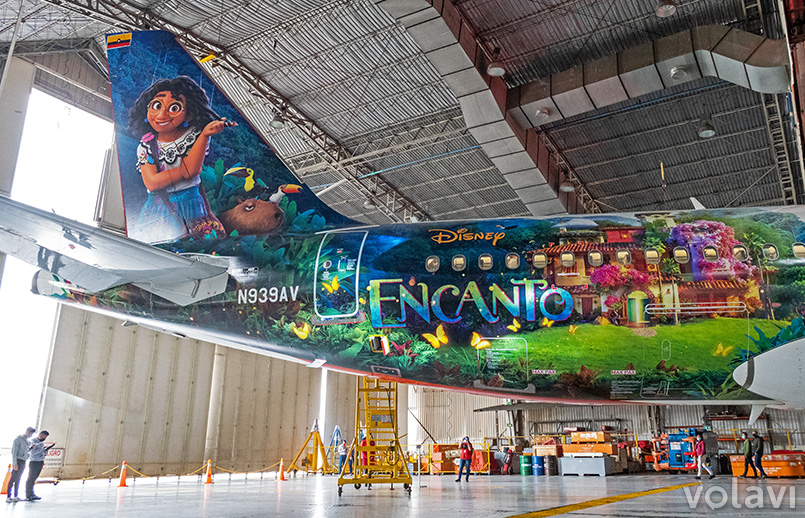 Airbus A320 de Avianca (N939AV), inspirado en la película "Encanto" de Disney.