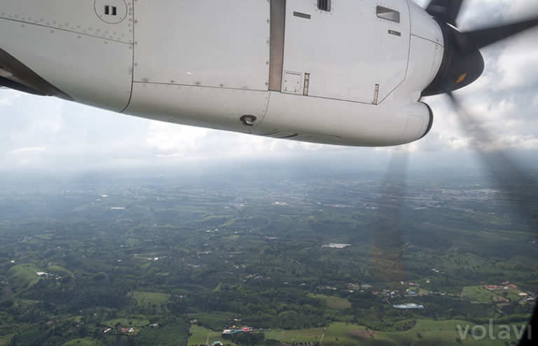 ATR 42 de EasyFly aproximando a Armenia.