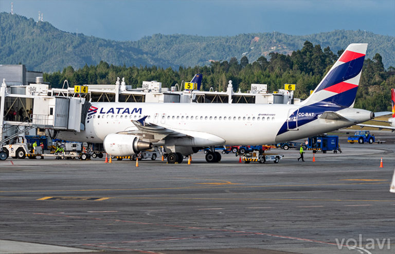 Airbus A320 de LATAM Airlines en Medellín.