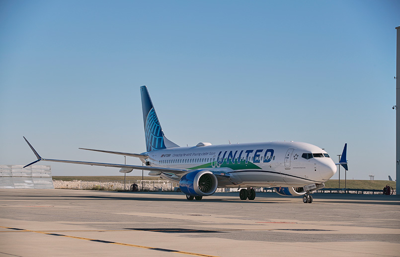Primer vuelo de United con combustible de aviación 100% sostenible (SAF).