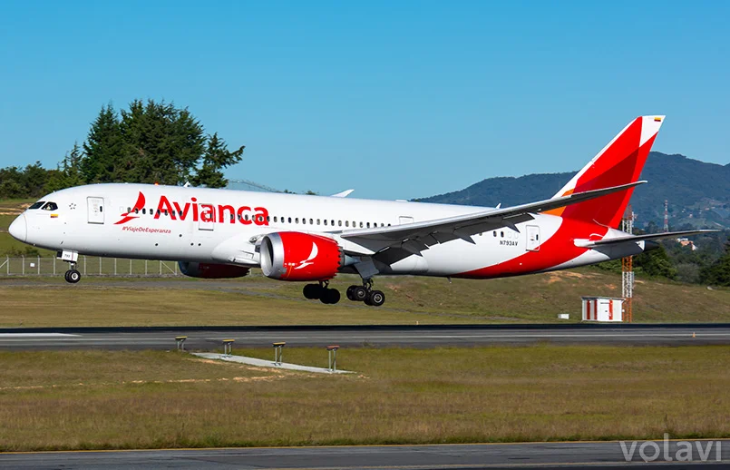 Boeing 787-8 de Avianca aterrizando en Medellín.