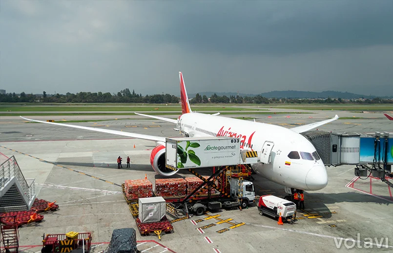 Boeing 787-8 de Avianca en puerta de embarque de Bogotá.