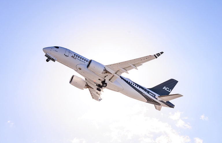 Airbus ACJ220 de Comlux.