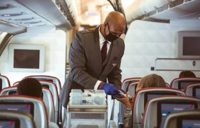 Tripulación de Delta Air Lines con protocolo de bioseguridad.