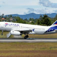 Airbus A319 de LATAM Colombia aterrizando en Medellín (CC-COY).