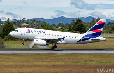Airbus A319 de LATAM Colombia aterrizando en Medellín (CC-COY).