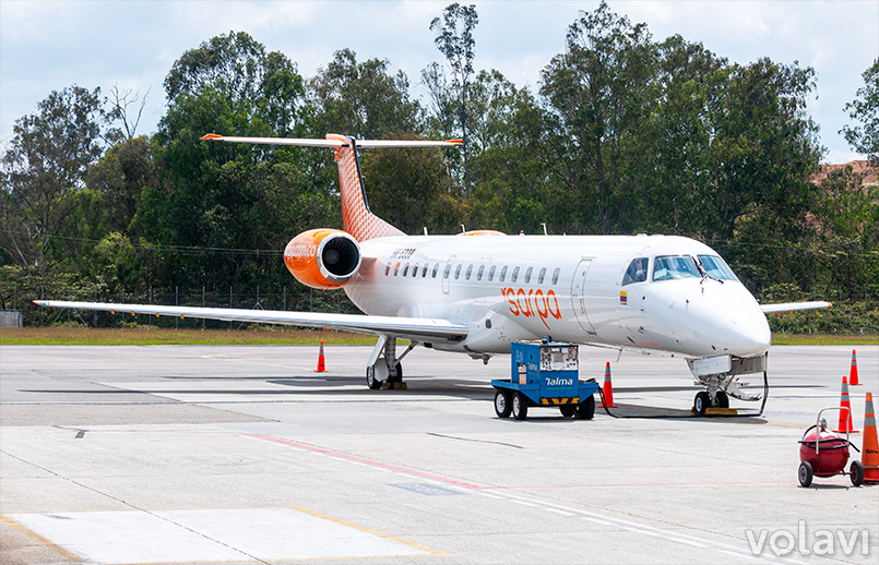Embraer 145 de Sarpa estacionado en Medellín.