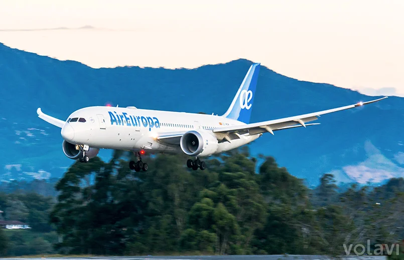 Boeing 787-8 de Air Europa aterrizando en Medellín.