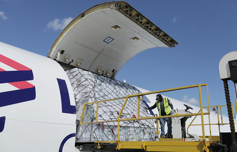 Transporte de flores por parte de LATAM Cargo en San Valentín.
