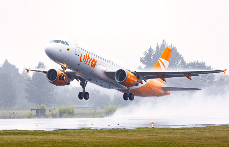 Airbus A320 de Ultra Air despegando de Medellín.