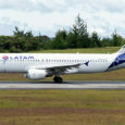 Airbus A320 de LATAM Airlines despegando de Medellín (CC-BAS).
