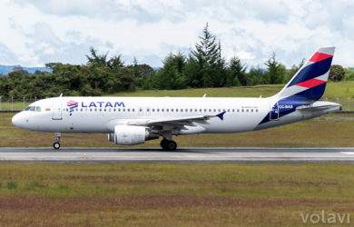 Airbus A320 de LATAM Airlines despegando de Medellín (CC-BAS).