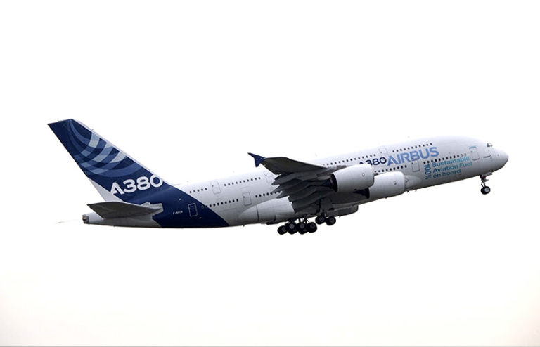 Primer vuelo del Airbus A380 con combustible 100% sostenible (SAF).