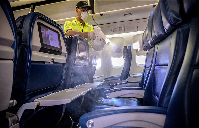 Proceso de limpieza de un avión de Delta Air Lines.