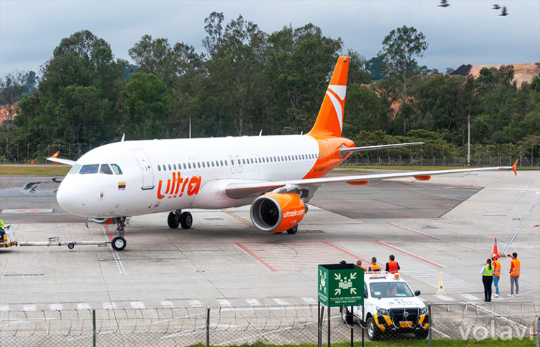 Airbus A320 de Ultra Air (HK-5393) en el aeropuerto José María Córdova de Medellín.