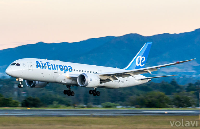 Boeing 787-8 de Air Europa aterrizando en el aeropuerto José María Córdova de Medellín.