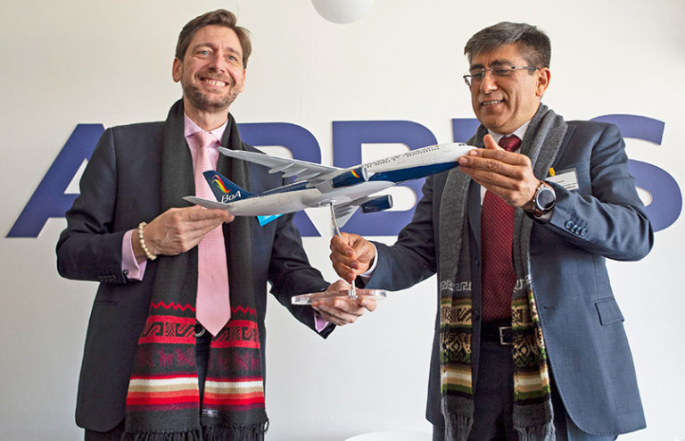 Firma del acuerdo entre Boliviana de Aviación y Airbus.
