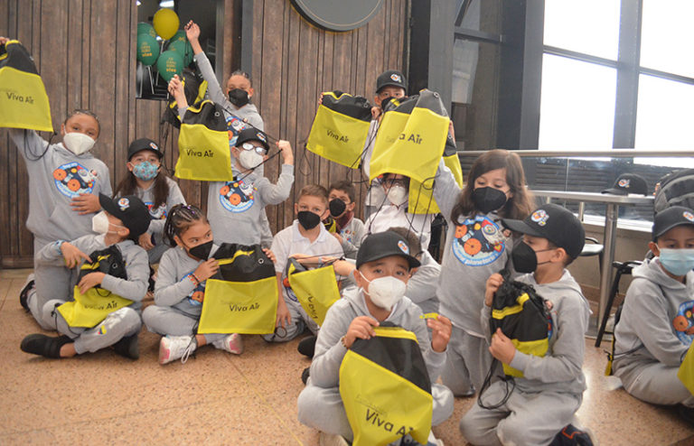 Niños beneficiados por la Fundación Viva Air.