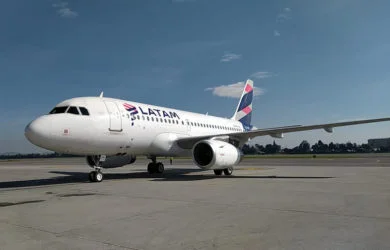 Airbus A319 de LATAM Ecuador operando el nuevo vuelo entre Quito y Bogotá.