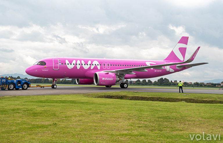 Airbus A320neo rosa de Viva Air, matrícula HK-5378 en Bogotá.