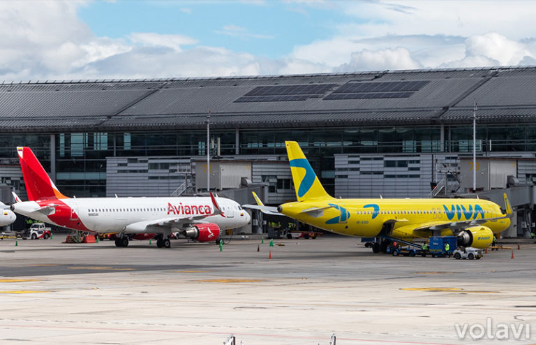 Airbus A320 de Viva Air y Avianca en el aeropuerto Eldorado de Bogotá.