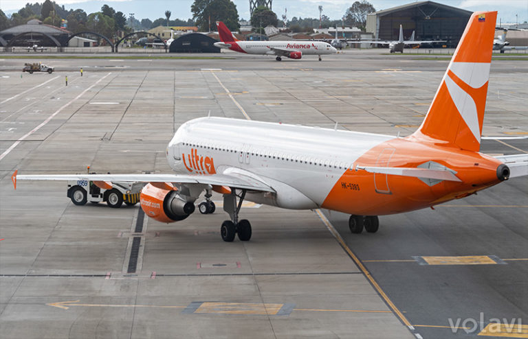 Airbus A320 de Ultra Air en el aeropuerto Eldorado de Bogotá.