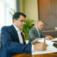 Firma del convenio entre Wingo y República Dominicana.