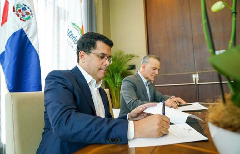 Firma del convenio entre Wingo y República Dominicana.