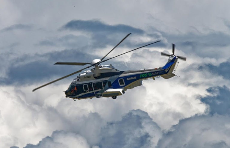 Airbus H225 en vuelo con combustible de aviación sostenible.