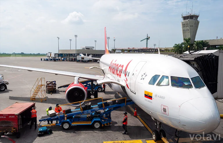 Airbus A320 de Avianca en el aeropuerto Alfonso Bonilla Aragón de Cali.