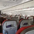 Cabina de pasajeros de un Airbus A320 de LATAM Airlines en vuelo.