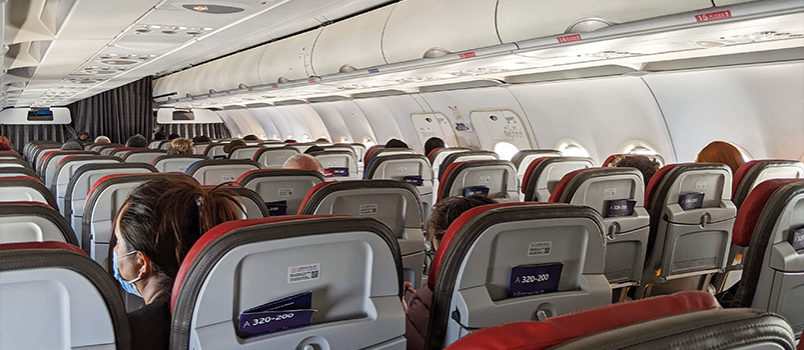 Cabina de pasajeros de un Airbus A320 de LATAM Airlines en vuelo.