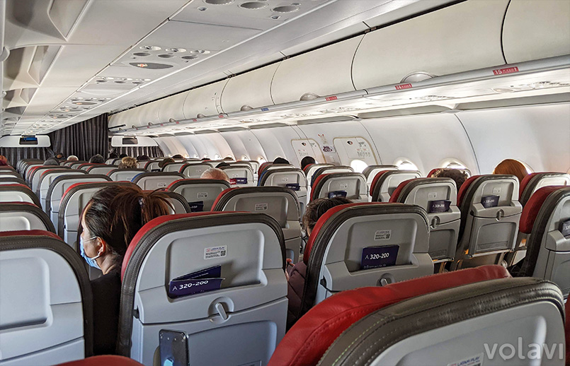 Cabina de pasajeros de un Airbus A320 de LATAM Airlines en vuelo.