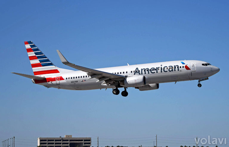 Boeing 737-800 de American Airlines aterrizando en Miami.