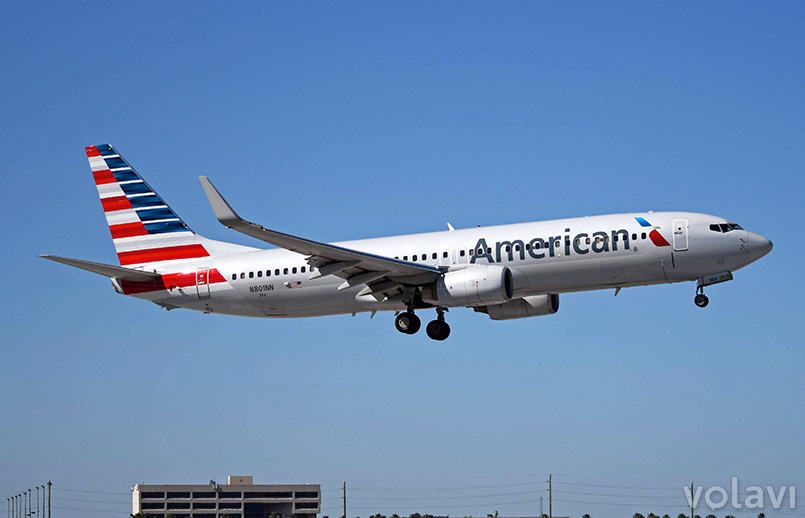 Boeing 737-800 de American Airlines aterrizando en Miami.