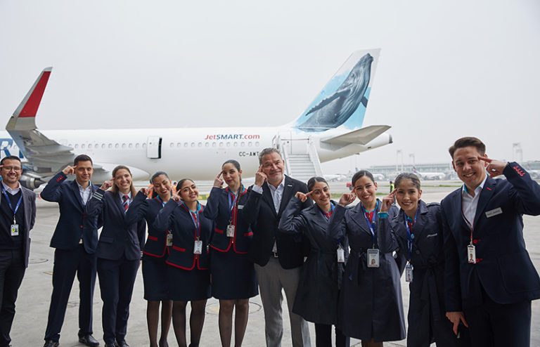 Colaboradores de la aerolínea JetSmart de Chile.