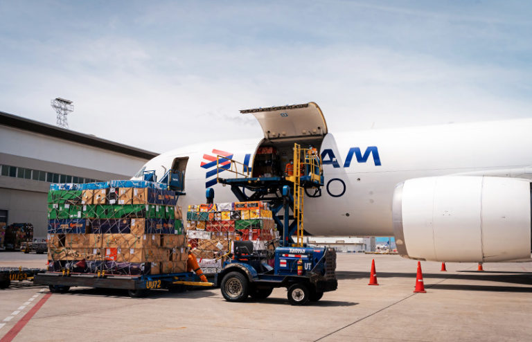 Boeing 767-300F de LATAM Airlines transportando vacunas contra Covid-19.