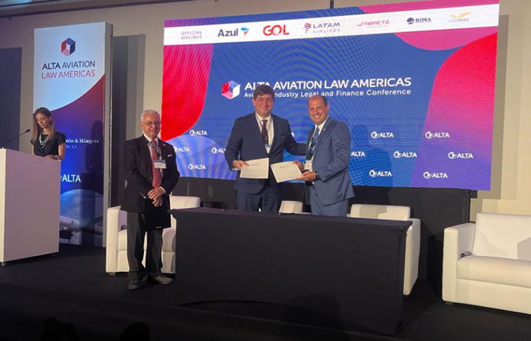 Firma del acuerdo entre ALTA e IICA para uso de combustible sostenible.