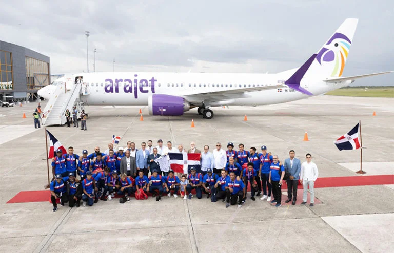 Equipo de Arajet en su inicio de operaciones comerciales.