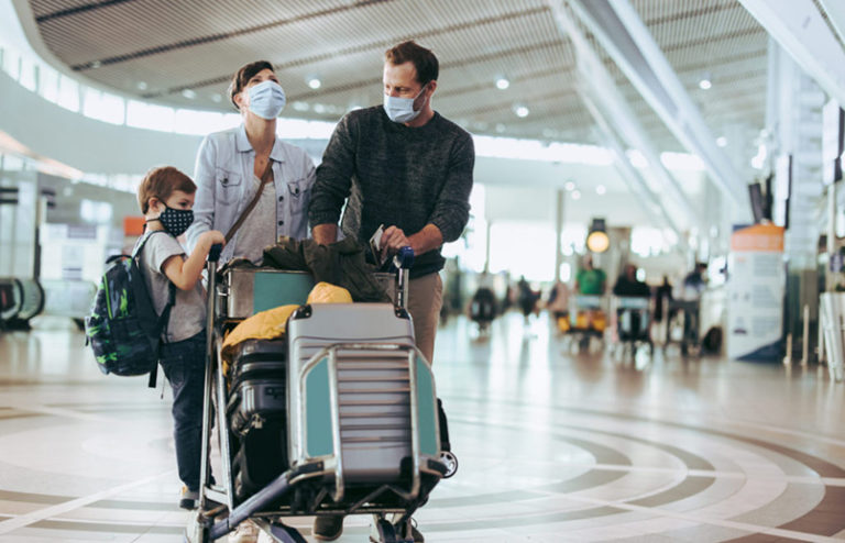 Familia de pasajeros en un aeropuerto.