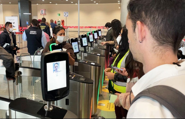 Pruebas de biometría facial en el Aeropuerto Eldorado de Bogotá.