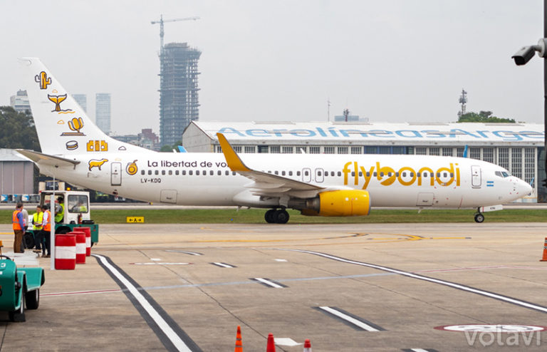 Boeing 737-800 de Flybondi en Aeroparque Jorge Newbery de Buenos Aires.