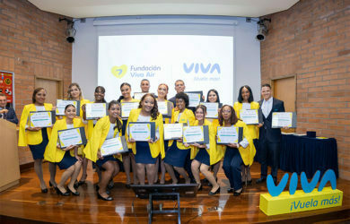 Auxiliares de vuelo graduados de la Fundación Viva Air.