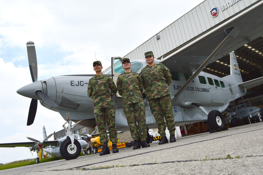 Primera tripulación femenina de Aviación del Ejército de Colombia.