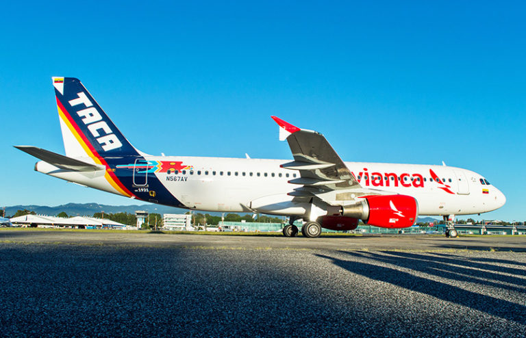 Airbus A320 de Avianca (N567AV), con esquema de pintura retro de TACA.