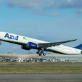 Airbus A330neo de Azul despegando.