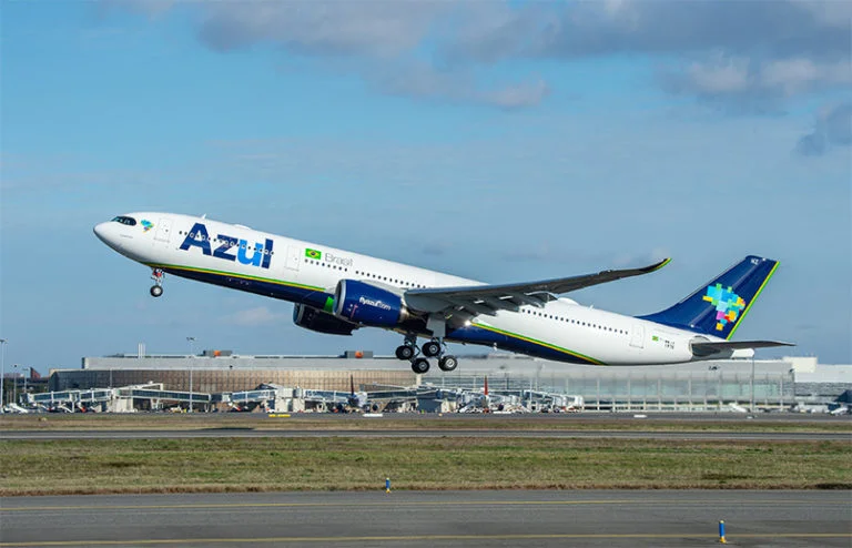 Airbus A330neo de Azul despegando.