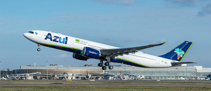Airbus A330neo de Azul despegando.